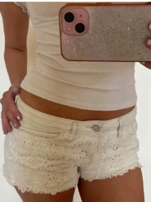 Lågmidjade vintage spetsshorts  - Såå fina vita  lågmidjade vintage jeansshorts med spets! midjemått rakt över: 36. Jag är 168 och det är mina bilder, köp via köp nu direkt eller Swish, kvar tills markerad som såld 💖 