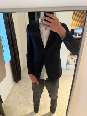 Tiger of Sweden kavaj och skjorta - Säljer denna otroligt snygga kavaj ifrån Tiger Of Sweden🐅, tillsammans med en dress shirt ifrån Oscar Jacobsson, perfekt för student! Köpte dessa förra sommaren för att ha till skolbalen men har nu tyvärr blivit försmå. Använda bara ett fåtal gånger till fina evenemang. Kavajen är storlek 46 med armarna lite förlängda, skjortan 38(M). Ordinarie pris: Kavaj-4299kr Skjorta-1499kr. Säljer i set men om man vill kan man köpa för sig om ett bra pris koms överens! Hör av dig vid minsta lilla fråga!
