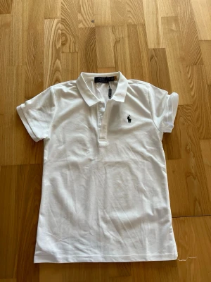 Vit pikétröja från Polo Ralph Lauren - Helt ny och oanvänd, den va för liten. Storlek S