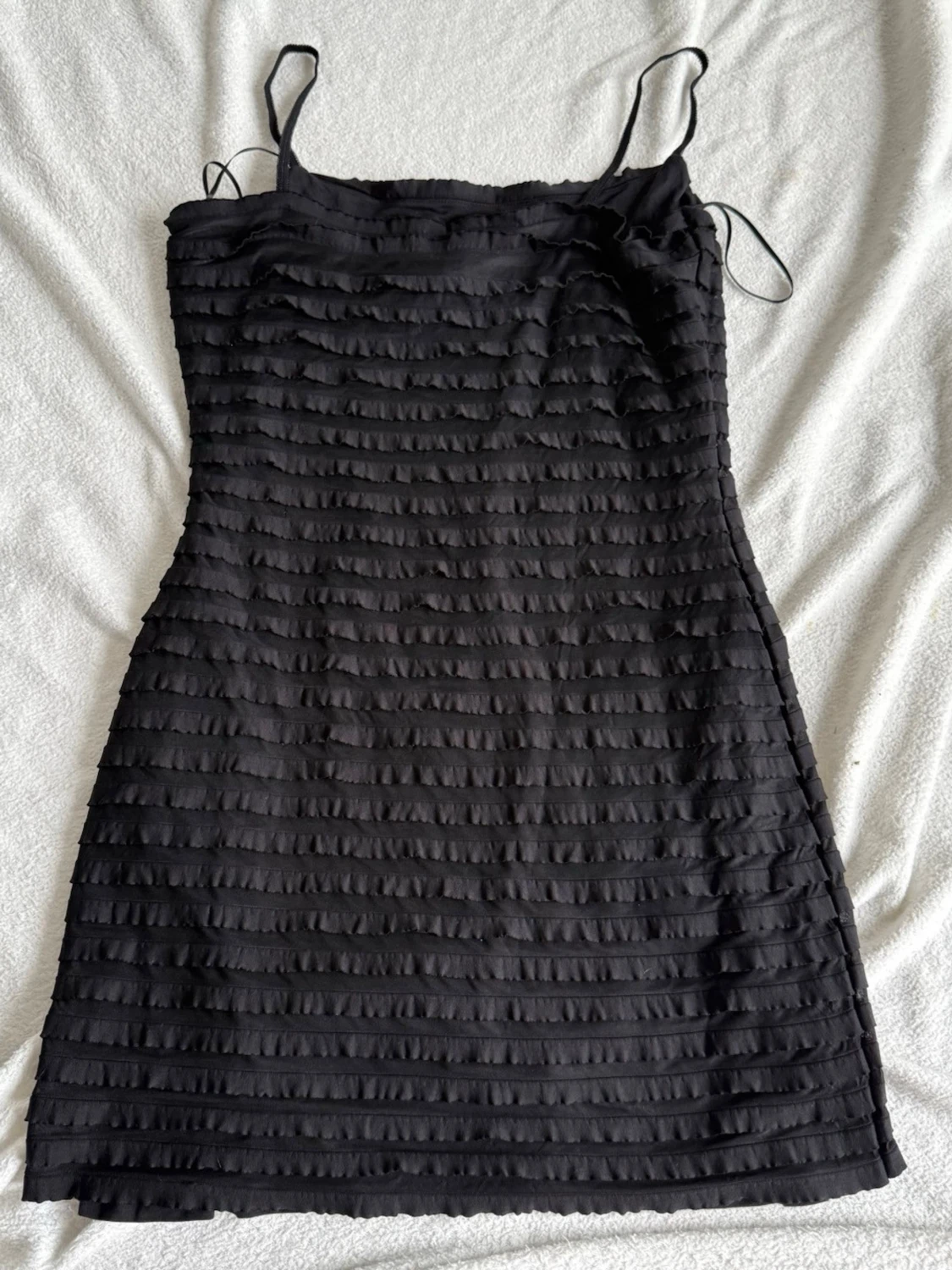 Svart kort klänning från H&M (M) - 2