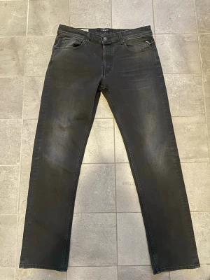 Svarta Replay jeans med smal passform - Svarta Replay jeans Modell grover