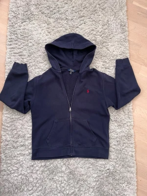 Mörkblå zip-up hoodie från Polo Ralph Lauren - Mörkblå hoodie med dragkedja från Polo Ralph Lauren. 
