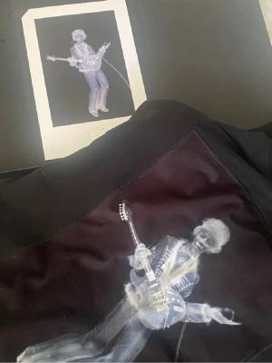 Limitato Hoodie - Säljer en riktigt cool svart Limitato hoodie med en unik tryckt bild på bröstet. Hoodien har huva och är tillverkad i mjukt material, perfekt för dig som gillar riktigt coola och feta plagg.