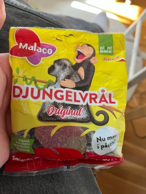 Malaco Djungelvrål Original godispåse EXTREMT SÄLLSYNT - Säljer denna extremt sällsynta djungelvrålspåsen! Helt oöppnad med en jordgubbsgodis inuti, vilket gör den oerhört sällsynt!