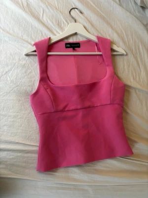Rosa topp🩷 - Jättefin rosa topp från Zara i storlek S💕 Jag har aldrig använt den då den inte passade men köpt från Vinted💕den har en liten fläck på insidan av tröjan men inget som syns eller påverkar utseendet när man har på sig den💕