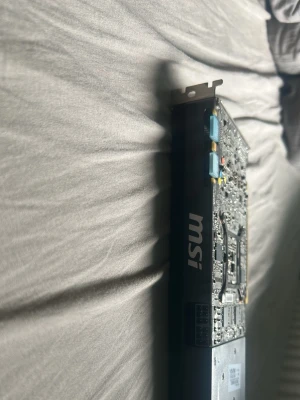 MSI grafikkort PCIe svart - Säljer ett svart grafikkort från MSI med PCIe-anslutning. Kretskortet har flera portar och tydliga komponenter på baksidan. Perfekt för dig som vill uppgradera din dator med extra grafikprestanda. Priset är inte hugget i sten