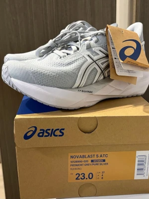 Asics Novablast 5 löparskor - Asics Novablast 5 ATC löparskor i färgen Piedmont Grey/Pure Silver. Storlek 37/23 cm. Helt nya, aldrig använda. Köpta i Japan. 