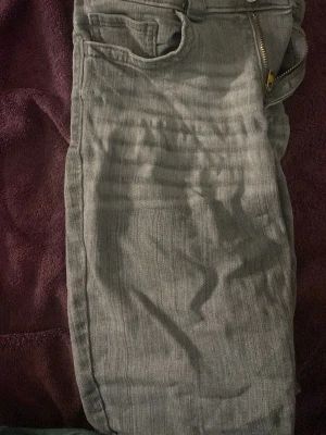 gråa bootcut jeans - använda men ändå fint skick, lite slitna vid rumpan.