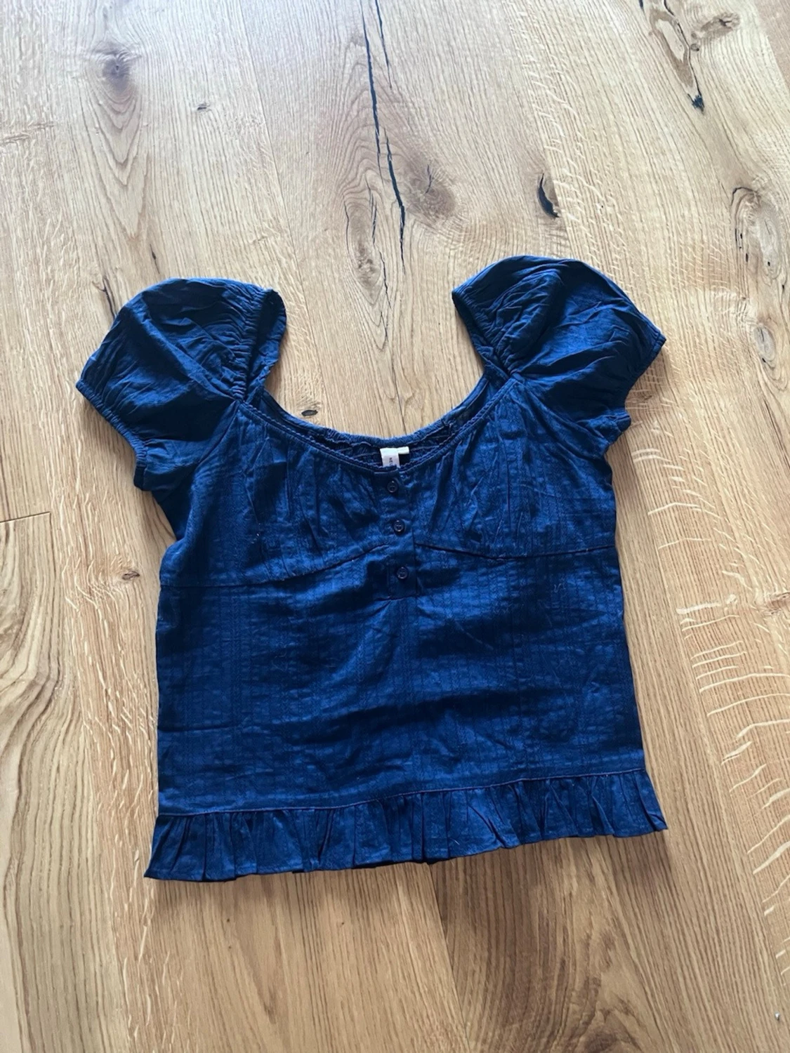 Mörkblå blus med puffärm och volang