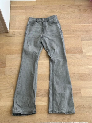 Grå raka bootcut jeans med hög midja - Säljer ett par grå bootcut jeans med hög midja. Jeansen har en enkel och clean look som passar till det mesta. Jeansen är från Ullared 