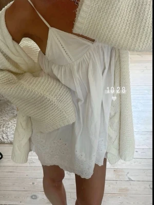 Vit klänning - Jättesöt vit kort sommarklänning från Zara. Jättefint mönster och inga defekter! Första bilden är inte min!!🌸