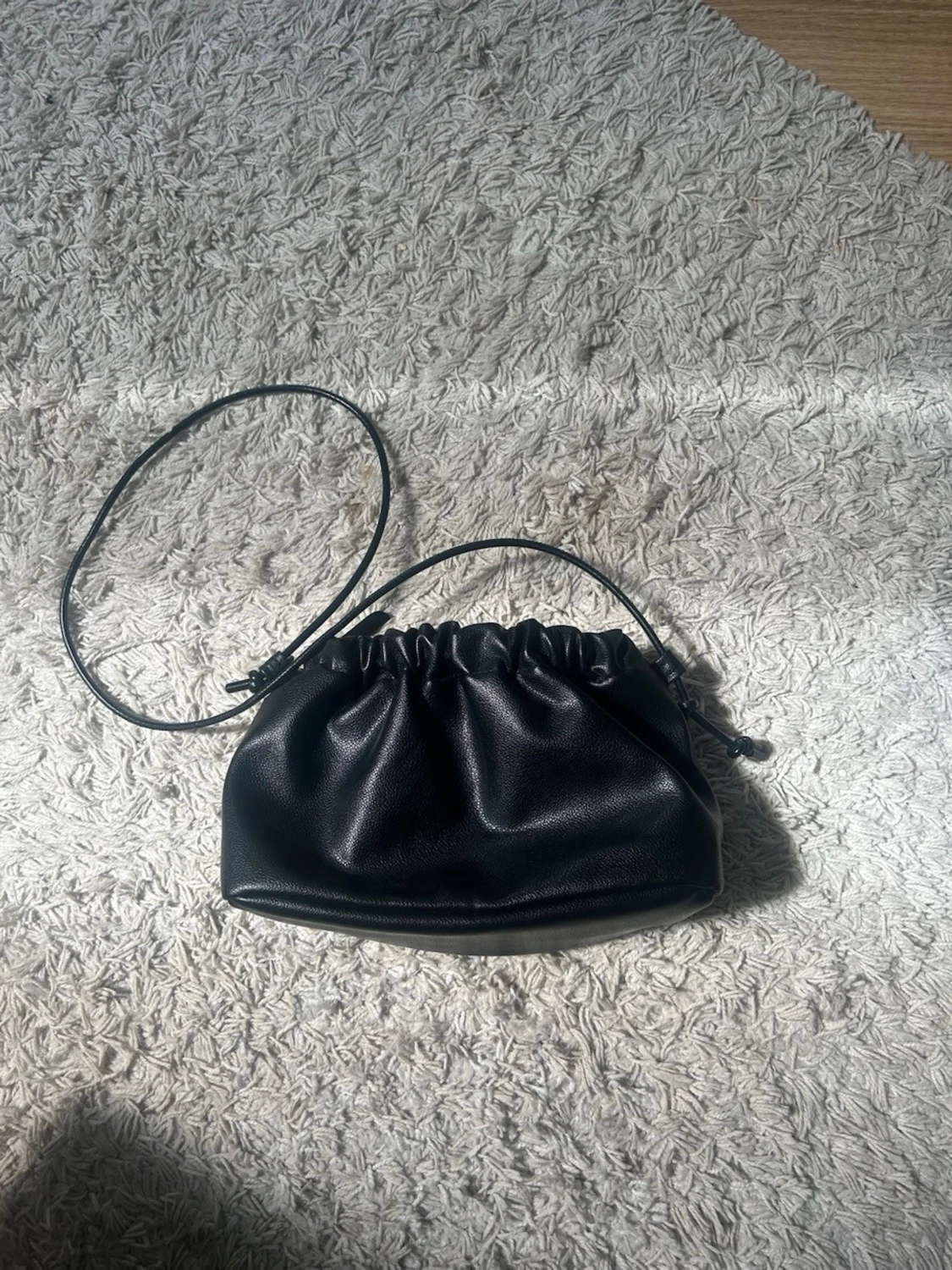 Svart liten bucket bag i skinnimitation