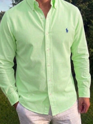 Ljusgrön Ralph Lauren skjorta  - Fint skick! Strl S. Modellen är 181 cm  Hör av dig vid frågor! 