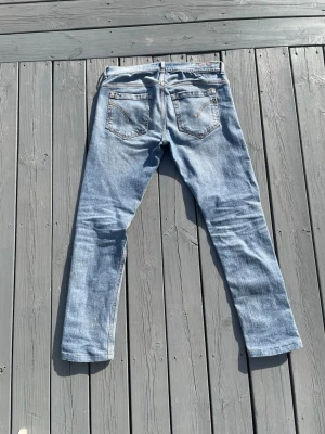 Dondup George jeans  - Dondup George jeans i storlek 33, lite små i storlek, hör av dig vid frågor!