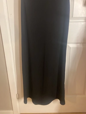 Svart långkjol från Gina Tricot - Säljer svart långkjol från Gina i storlek xs. Bra skick💕