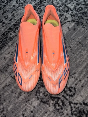 Adidas F50 elite+ -  Adidas F50 fotbollsskor i bra skick, De är Elite, högsta versionen. Nypris runt 2600kr. Fick de av adidas, ingen box eller väskan. Har för många så vill bli av med dem snabbt för billigt!
