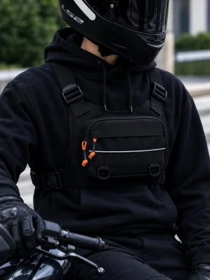 Tactical Chest Bag MC Bröstväska – EDC Svart - Praktisk och bekväm bröstväska för motorcykel, vardag, träning och outdoor. Justerbara remmar ger stabil passform även vid körning.Flera fack med plats för mobil, plånbok, nycklar, powerbank, solglasögon och andra EDC-prylar.                                                   konstruktion • Justerbara remmar • Flera förvaringsfack • Reflexdetaljer • Lätt och bekväm att bära • Passar MC, cykel, gym, vandring och vardag  Passar perfekt för dig som vill ha det viktigaste lättåtkomligt utan att anvä