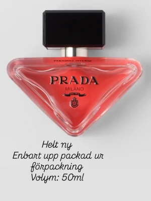 Prada Parfym  - Tjej parfym Prada Paradoxe Intense 50ml. Enbart uppe ur förpackningen sen bara stått på hyllan. Köpt på Kicks för 1689kr. Ej intresserad av skambud!
