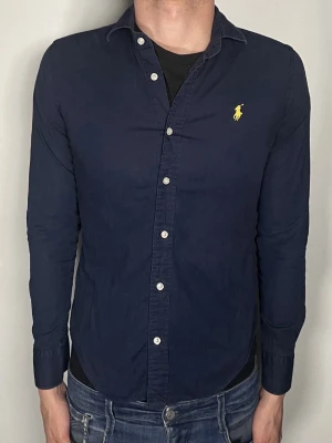 Ralph Lauren skjorta - Säljer en riktigt snygg och trendig Ralph Lauren skjorta I fint skick, storlek S men sitter som XS, vid frågor är det bara att skriva//Oliver