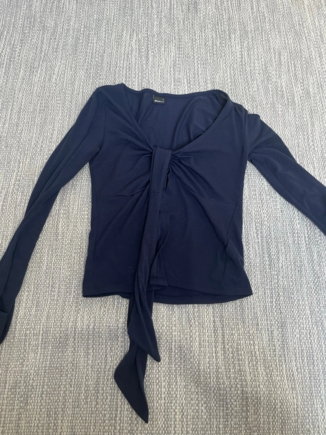 Mörkblå knytblus från Gina Tricot