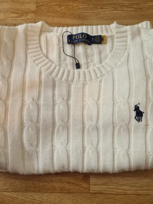 Polo Ralph Lauren t-shirt  - Verkligen helt ny, har använts 2 gånger. Finns inga tecken på användning alls. Storlek S men passar XS
