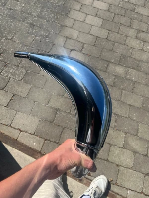 Voca chromed avgassystem till moped - Fint voca chromed säljes. Ny ull i ljuddämparen. Adapter för 50cc och 70cc, fjädrar fästen och sånt följer med. Suttit på en rieju drac 2020 men passar de flesta moppar med am6 motorn