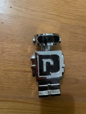 Paco Rabanne Phantom parfym - Paco Rabanne parfym med ca 80ml kvar om inte mer, man ser där det röda stäcket går briset för 50ml är ca 600kr vilket gör dehär priset väldigt bra. Parfymen är förvarad i mitt rum bortifrån solljus