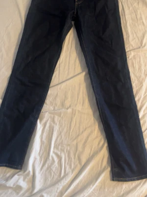 Mörkblå Levi’s jeans - Mörkblå Levi’s jeans som aldrig är använda pga fel storlek. Pris är inte hugget i sten.