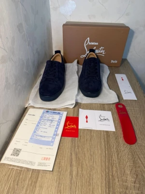Mörkblå sneakers från Christian Louboutin - Säljer ett par sneakers helt oanvända! Fråga gärna om fler bilder, priset kan diskuteras!