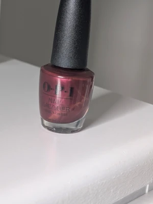 OPI Big Sagittarius Energy nagellack - OPI nagellack i nyansen Big Sagittarius Energy, en djup vinröd färg med skimrande finish. Kommer i klassisk OPI-flaska med svart kork. Perfekt för dig som vill ha snygga, glansiga naglar med en touch av lyx.