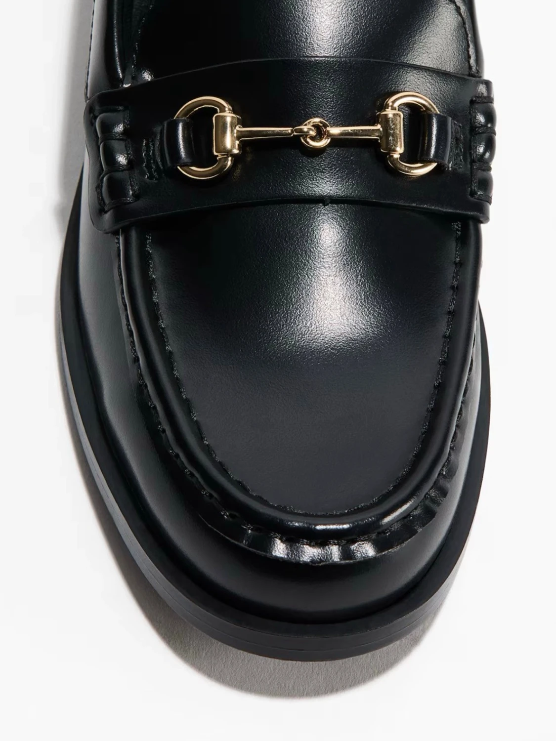 Superfina svarta loafers med gulddetalj  - 2