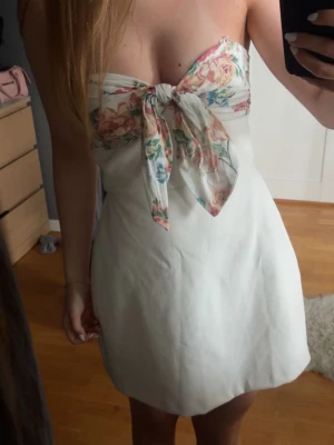 Populär klänning från Zara - Säljer eftersom den inte riktigt passar mig vid bysten, helt ny med prislapp fortfarande kvar🥰 super söt och perfekt till sommaren 