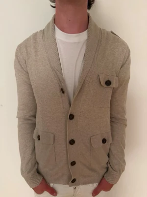 HM cardigan - Säljer en cardigan från HM i storlek M. Modellen är ca 180cm. Hör av er vid funderingar!