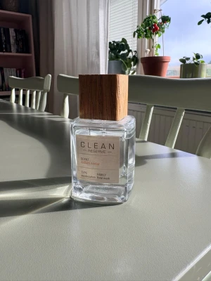 CLEAN Reserve Radiant Nectar EdP - Fräsch parfym från CLEAN Reserve i doften Radiant Nectar. Prov sprayad några gånger se bilder. 