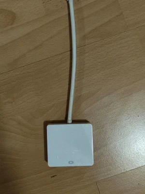 Mini DisplayPort till HDMI-adapter - En vit adapter med Mini DisplayPort-kontakt i ena änden och HDMI-utgång, DVI samt VGA i andra änden. Perfekt för att koppla din laptop till en extern skärm eller TV. Kompakt och smidig design i plast, enkel att ta med i väskan. Är i väldigt bra skick, lite repig på ovan och undersida men ingenting som påverkar funktionen!