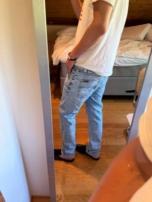 Ljusblå nudie jeans - Modell: Grim Tim Storlek: W33 L34. Bra skick och unik colorway 