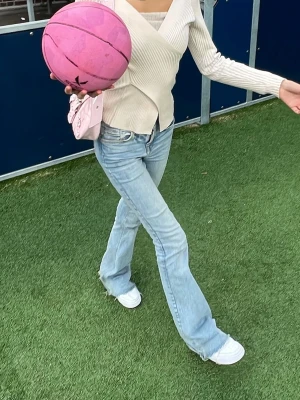 Lågmidjade jeans  - Säljer ett par ljusblå bootcut jeans från Zara med lågmidja. Dem är i storlek XS, och använda men i gott skick. 