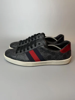 Gucci Skor - ‼️VI TAR EJ BYTEN‼️ Gucci Ace sneakers | Skick: 9.5/10 | Storlek 8 motsvarar EU 42-43  | ingår box & kort vid köp! | Fraktar inom 24H efter köp på köparens bekostnad 📦💨 | Hör av dig vid minsta fråga eller fundering 