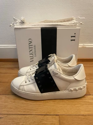 Valentino rockstud sneakers  - Säljer nu dessa fina valentino skor | Super fint skick | Storlek 38 | Kommer med box, dustbag, extra snören och kvitto | Hör gärna av er vid frågor eller funderingar 