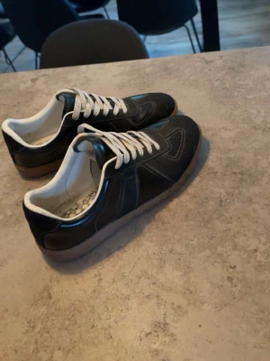 Maison margiela - Säljer nu dessa svarta maison margielas för ett rimligt pris. Har använd dom 2 gånger så inprincip helt nya. Skriv vid minsta fråga! Pris är inte hugget i sten 🔥🙏  