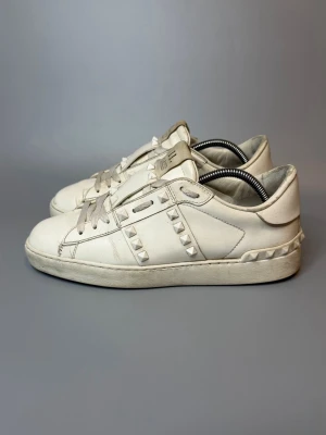 Valentino Skor  - ‼️VI TAR EJ BYTEN‼️ Valentino sneakers | Skick: 8/10 | Storlek EU 38  | ingår box, extra spikar & kort vid köp! | Fraktar inom 24H efter köp på köparens bekostnad 📦💨 | Hör av dig vid minsta fråga eller fundering 