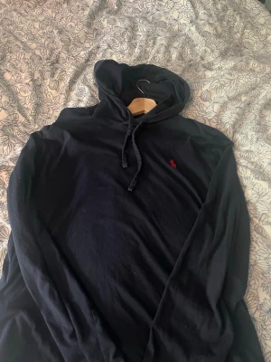 Marinblå hoodie från Polo Ralph Lauren - Snygg marinblå långärmad tröja från Polo Ralph lauren. Perfekt nu inför sommaren. Kan gå ned i pris vid snabb affär🤝
