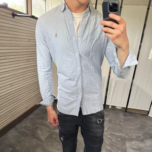 Ralph lauren skjorta - Mycket fint skick, storlekslappen är avklippt men det är storlek XS. Nypris ca 1000kr. Passar dig som är 160-165cm ungefär. Modellen är 185 cm, 75 kg och bär samma skjorta fast i storlek M. Skriv för mer information!🤝