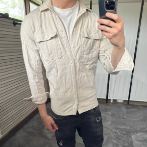 Hollister overshirt - Mycket fint skick, endbart skyrnklig. Nypris ca 700kr. Passar dig som är 165-175cm ungefär. Modellen är 185 cm, 75 kg och skjortan sitter för kort. Skriv för mer information!🤝
