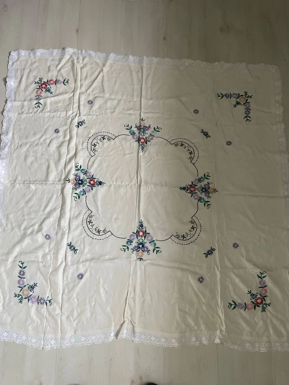 Gammal Bordduk med broderade blommor