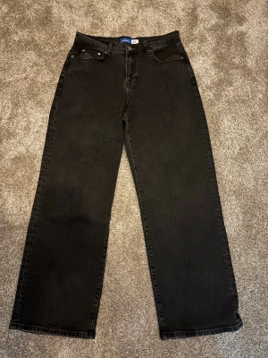Svarta Luke loose från Nlyman  - Säljer ett par svarta Luke loose jeans från nly man, jätte sköna och stilrena passar bra till allt. Säljer de då jag växt ur längd 30 midja 29 andvänt max 5-6 gånger🤝 snygga små detaljer lite överallt på byxorna. Nypris är runt 800kr mitt pris 600 men kan gå ner vid snabb affär🌟