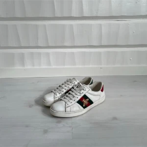 Gucci ace skor  - Ett par jätte fina Gucci ace skor, skicket på dessa är 8/10. Använt får gånger bara som fin skor. Ställ gärna frågor, svarar på allt och paketet skickas inom 24h😁