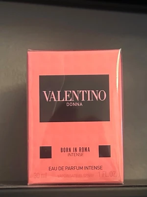 Valentino Donna Born In Roma Intense 30ml - Valentino Donna Born In Roma Intense är en exklusiv parfym i en snygg rosa förpackning med svart etikett. Flaskan rymmer 30 ml och är en Eau de Parfum Intense, perfekt för dig som vill ha en djup och lyxig doftupplevelse.