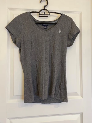 U.S polo assn t-shirt💗 - En basic mörkgrå polo t-shirt💕