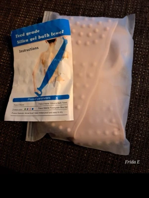 Rosa silikon badhandduk - Praktisk badhandduk i rosa silikon med knottrig yta för extra rengöring. Tillverkad av livsmedelsklassad silikon, perfekt för dusch eller bad. Enkel att rengöra och snabbtorkande.